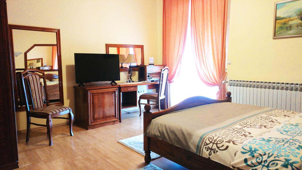 Hotel Derby Orasje Bagian luar foto