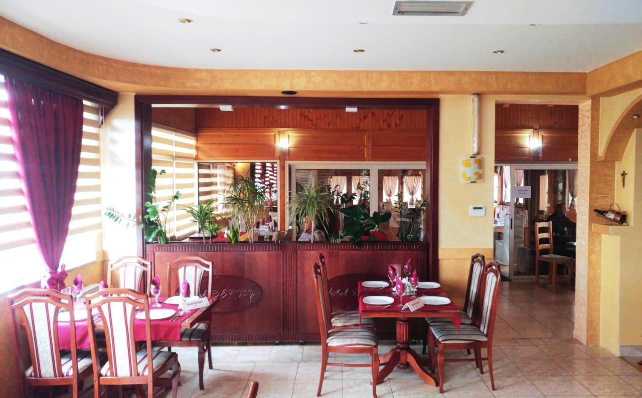 Hotel Derby Orasje Bagian luar foto