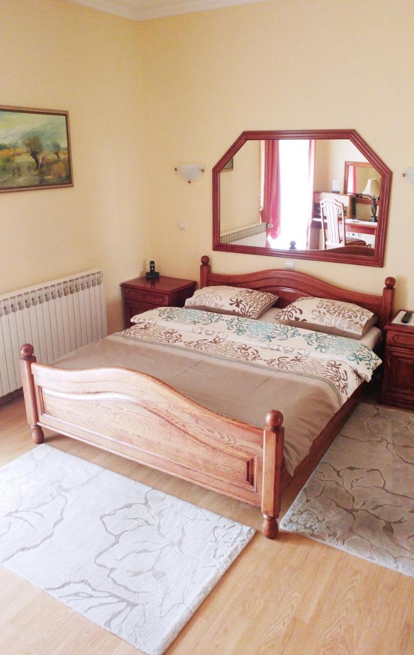 Hotel Derby Orasje Bagian luar foto